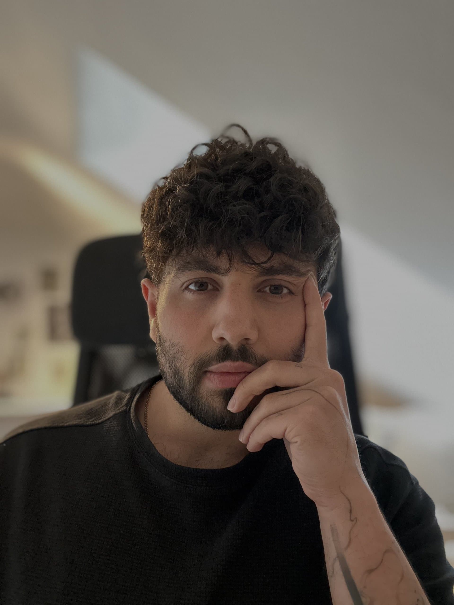 SINO - Professioneller Tattoo Artist aus Münster spezialisiert auf Realismus, Abstrakt und Fineline Tattoos sowie Contemporary Painting